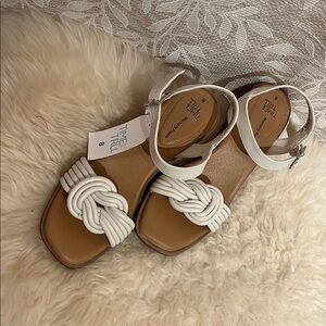 Time and Tru Women's White Sandals